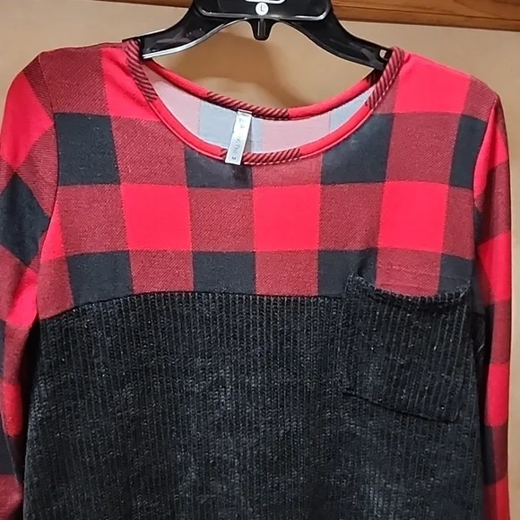 Black and Red Ling Sleeve Top - Picture 2 of 9
